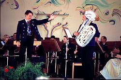 Kapellmeister Siegfried Kollman mit BasistThomas Pfeifer