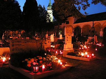 Friedhof im Kerzenlicht