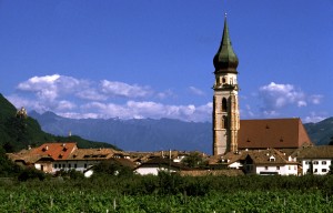 die Kirche überragt das Dorf