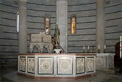 Taufbecken und Kanzel im Baptisterium